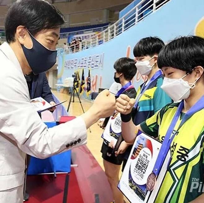 ▲ 유남규 삼성생명 감독(왼쪽)과 하이파이브하는 유예린 ⓒ유예린 인스타그램 캡처