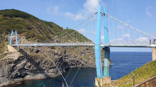 울릉도와 관음도를 잇고 있는 연도교/김찬호 기자