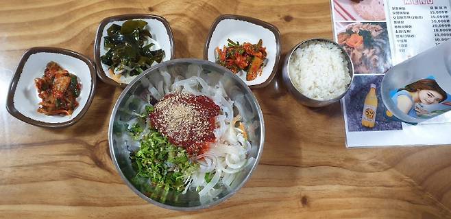 태하항 버스 승강장 앞쪽에 있는 우진이네에서 먹은 회덮밥/김찬호 기자