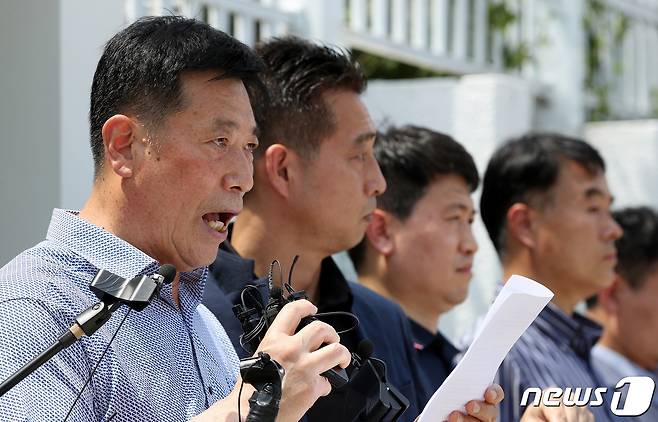 서울경찰 직장협의회 대표단이 21일 오후 서울 종로구 정부서울청사 앞에서 열린 기자회견에서 행정안전부의 치안정책관실(경찰국) 신설에 반대하고 있다. 2022.6.21/뉴스1 © News1 박지혜 기자