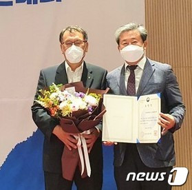 전북대학교 산학협력단이 21일 전주 라한호텔에서 개최된 ‘2022년 전북중소기업인대회’에서 중소벤처기업부 장관상을 수상했다.(전북대 제공)© 뉴스1