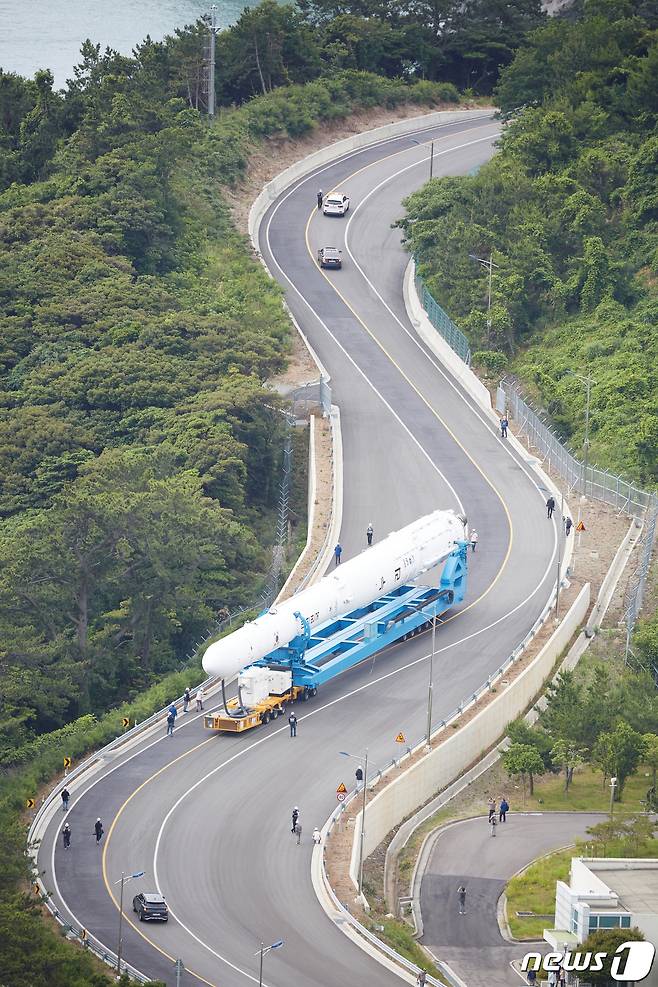 한국형 발사체 누리호(KSLV-Ⅱ)가 15일 전남 고흥군 나로우주센터 내 발사대로 이송되고 있다. (항공우주연구원 제공) 2022.6.15/뉴스1