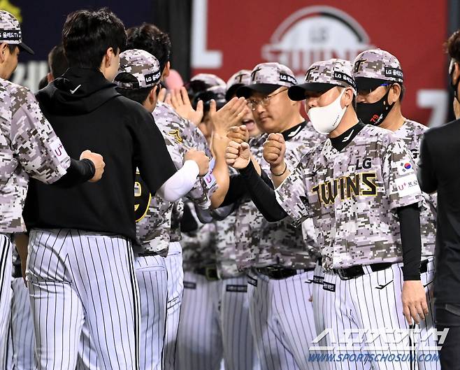 2022 KBO리그 한화 이글스와 LG 트윈스의 경기가 21일 잠실구장에서 열렸다. LG가 10-4로 승리했다. 2연승을 기록한 LG 선수들이 기쁨을 나누고 있다. 잠실=허상욱 기자wook@sportschosun.com/2022.06.21/