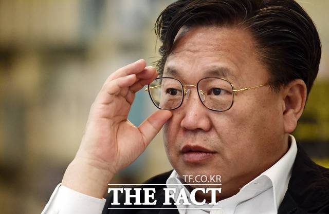 존 리 메리츠자산운용 대표이사는 현재 차명 투자 의혹을 적극적으로 부인하고 있다. 사진은 존 리 대표가 지난달 16일 서울 종로구 계동 메리츠자산운용 본사에서 <더팩트>와 인터뷰를 하는 모습. /이새롬 기자