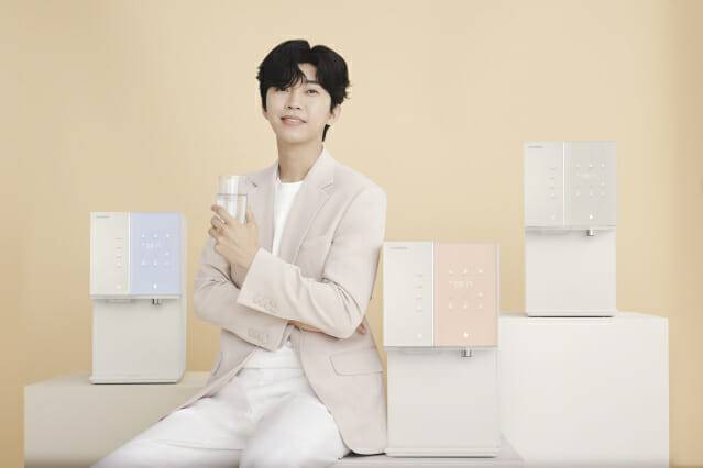 청호 직수얼음정수기 아이스트리 3종(왼쪽부터 라벤더, 피치, 오트밀베이지)와 모델 임영웅(사진=청호나이스)