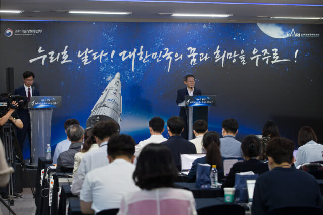 이종호 과학기술정보통신부 장관이 21일 오후 전라남도 고흥군 나로우주센터 프레스룸에서'누리호 발사 결과' 관련 브리핑을 하고 있다.(자료=과기정통부)