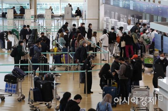 정부의 해외 입국자 자가격리 면제 발표 후 항공권 예약이 늘고 있다. 인천국제공항 제1여객터미널 출국장이 해외로 나가려는 시민들로 활기를 띠고 있다. /문호남 기자 munonam@