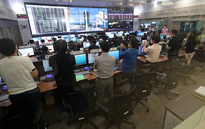 한국형 발사체 누리호(KSLV-II)가 발사된 21일 오후 대전시 유성구 어은동 한국항공우주연구원 위성종합관제실에서 연구원들이 박수치고 있다. 2022.6.21/연합뉴스