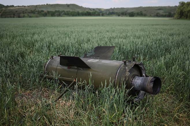 지난 6월 8일(현지 시각) 우크라이나 동부 도네츠크주 솔레다르 마을 인근 겨울 밀밭에 러시아군이 발사한 토치카-U 단거리 탄도미사일 잔해가 방치돼 있다. /연합뉴스
