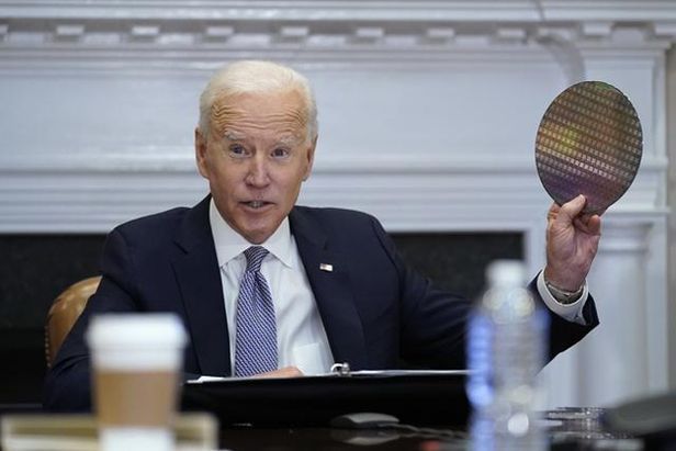 조 바이든 미국 대통령이 반도체 핵심 소재 웨이퍼(둥근 원판)를 손에 들고 있다. /AP 연합뉴스