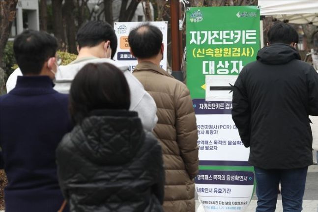 서울 성북구 길음 어울림마당 임시선별검사소에서 시민들이 검사를 받기 위해 대기하고 있다. ⓒ데일리안DB