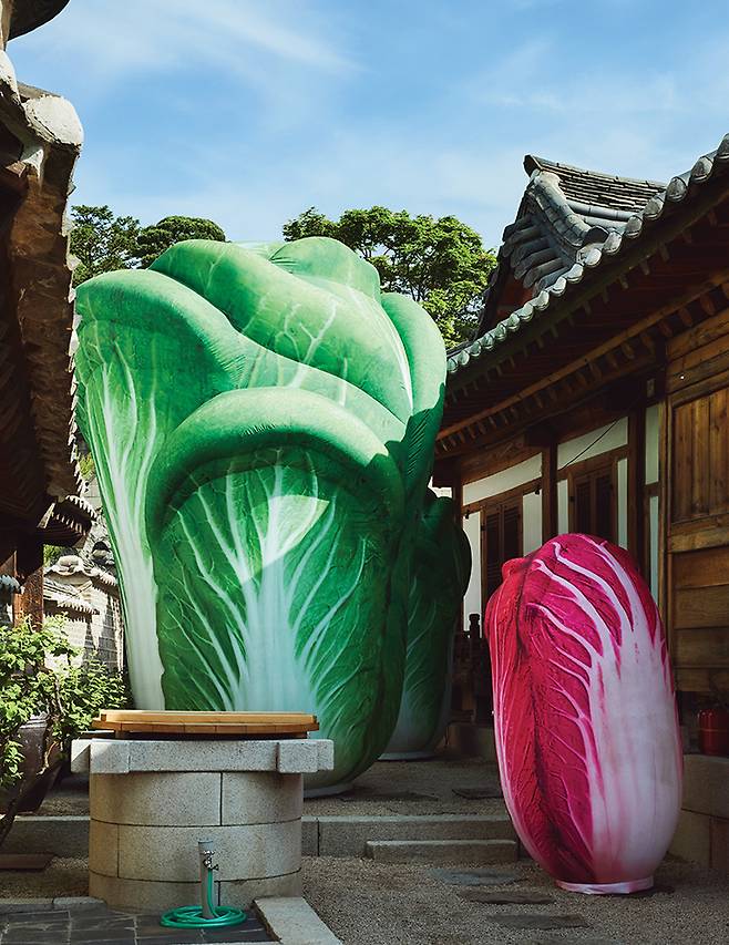 우물과 장독대 옆에 설치된 ‘너 없는 나도, 나 없는 너도’.