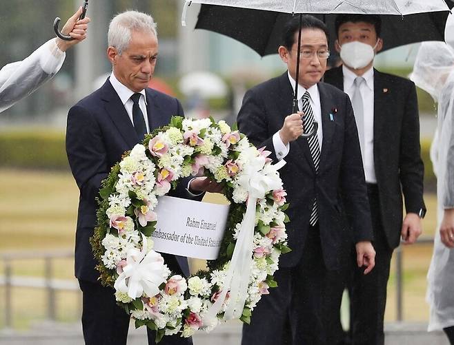 람 이매뉴얼 주일 미국대사가 지난 3월 피폭지인 히로시마를 방문해 평화기념공원 위령비에 헌화하고 있다. 기시다 후미오 일본 총리도 동행했다. 히로시마/AP 연합뉴스