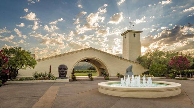 로버트 몬다비 와이너리 전경. 오늘날 미국의 와이너리들은 '투어 프로그램'으로 부수입을 올리는 동시에 와인을 홍보하고 있다. 모두 로버트 몬다비의 선구안 덕분이다. 몬다비 와이너리 사회관계망서시브 캡처