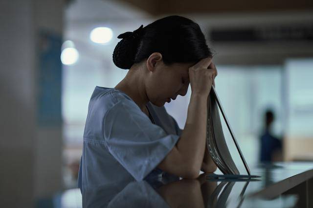 치료감호소는 의사뿐 아니라 간호 인력과 사회복지사, 임상심리사도 부족하다. 정신질환의 특성상 환자 본인이 병을 앓고 있다는 인식(병식)만 갖게 돼도 치료의 절반은 성공한 셈인데, 이를 도울 충분한 전문 인력을 갖추지 못했다. 게티이미지뱅크