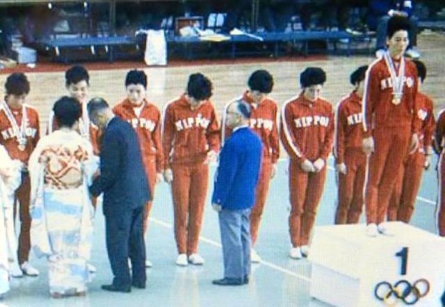 1964년 도쿄올림픽 금메달 시상대에 오른 일본 여자배구 대표팀. 위키피디아