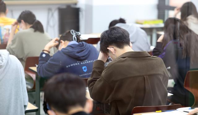 9일 서울 마포구 종로학원 강북본원에서 수험생들이 모의고사를 치르고 있다. 연합뉴스