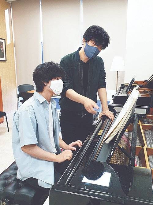 손민수 한예종 교수(오른쪽)가 임윤찬을 지도하는 모습. [사진 목프로덕션]