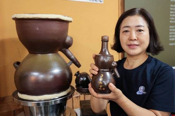 고소리술 전문가 김숙희씨가 직접 만든 고소리 술을 들어보이고 있다. 프리랜서 장정필