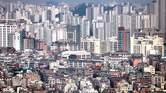 새 정부가 21일 첫 부동산 대책을 발표했다. 이날 남산에서 바라본 서울시내 아파트와 주택들. 연합뉴스