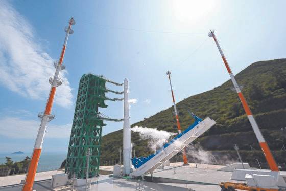 순수 국내 기술로 설계 및 제작된 한국형 발사체 누리호(KSLV-Ⅱ)의 2차 발사일인 21일 전남 고흥군 나로우주센터 발사대에 거치된 누리호에서 기립장치가 분리되고 있다. [사진 공동취재단]