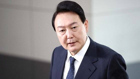 윤석열 대통령이 21일 오전 용산 대통령실로 출근하며 취재진 질의에 답하고 있다. 대통령실사진기자단