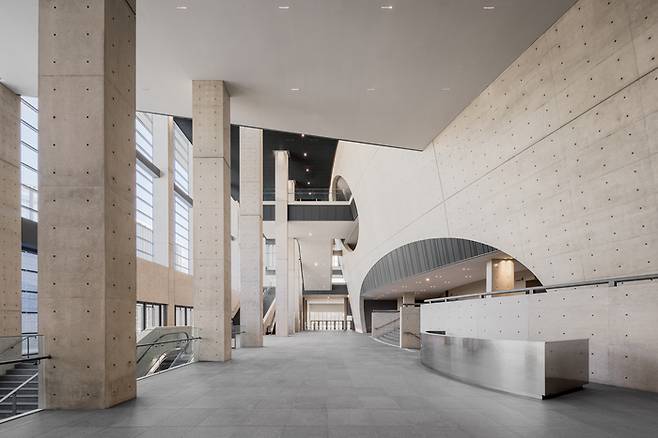 관객들이 로비에서 마주하게 되는 거대한 곡선 벽면인 ‘게이트 아크’. 배지훈·LG아트센터 제공