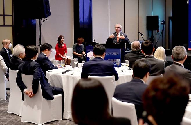 Chile Investment Commissioner for Asia Vicente Pinto addressing CEOs and guests at Chile Day celebrated on the sidelines of the second edition of the Global Biz Forum at the Grand Hyatt Hotel in Yongsan-gu, Seoul, June 15. (Jenny Sung)