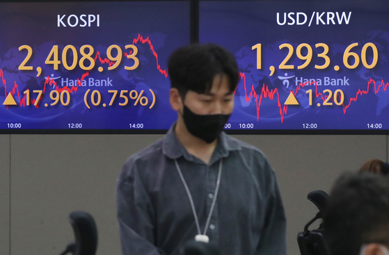 A screen in Hana Bank's trading room in central Seoul shows the Kospi closing at 2,408.93 points on Tuesday, up 17.90 points, or 0.75 percent, from the previous trading day. [YONHAP]