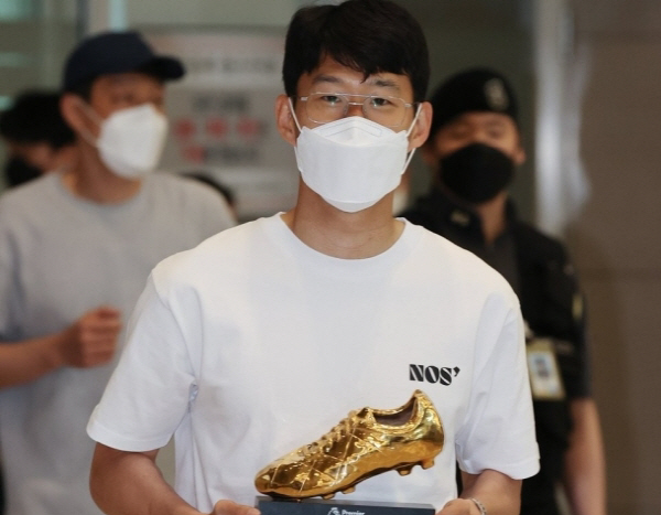 손흥민(30·토트넘)이 지난달 인천국제공항 제2여객터미널로 귀국할 당시 'NOS7' 티셔츠를 착용한 모습. [사진 출처 = 연합 뉴스]