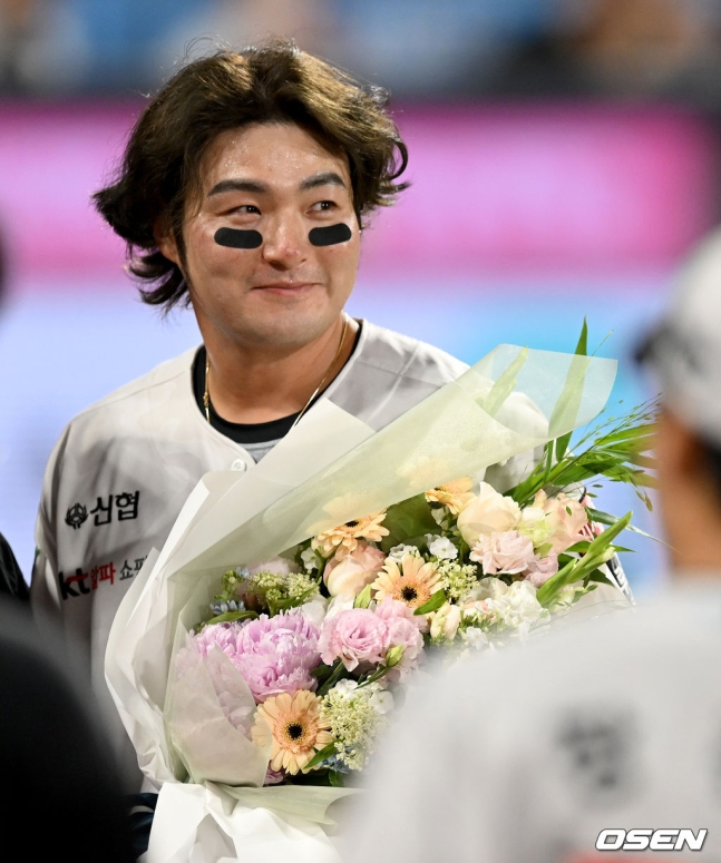 5회말 종료 후 역대 최초 9년 연속 20홈런 기록을 달성한 KT 박병호가 축하 꽃다발을 들고 기뻐하고 있다./사진=OSEN