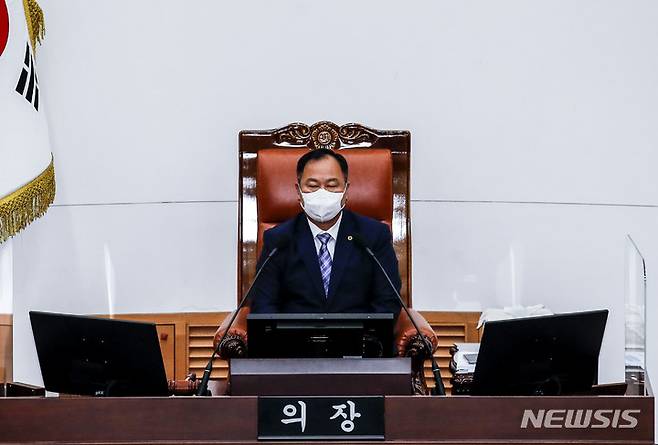 [서울=뉴시스] 정병혁 기자 = 김인호 서울시의회 의장이 21일 오후 서울 중구 서울시의회에서 열린 제308회 정례회 2차 본회의에서 자리에 앉아 있다. 2022.06.21. jhope@newsis.com