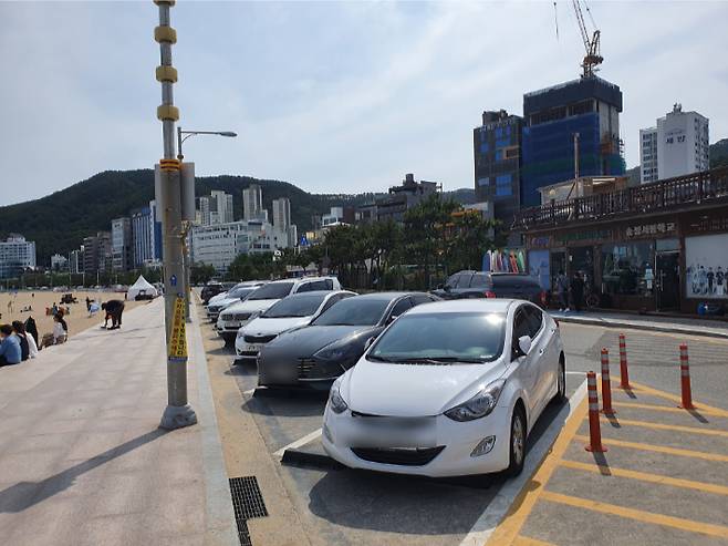 부산 송정해수욕장 노상공영주차장. 부산 해운대구 제공