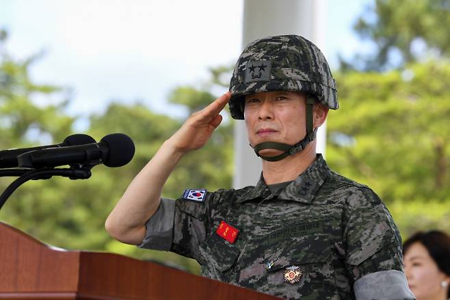 신임 임성근 사단장이 경례를 받고있다. 해병대 제공