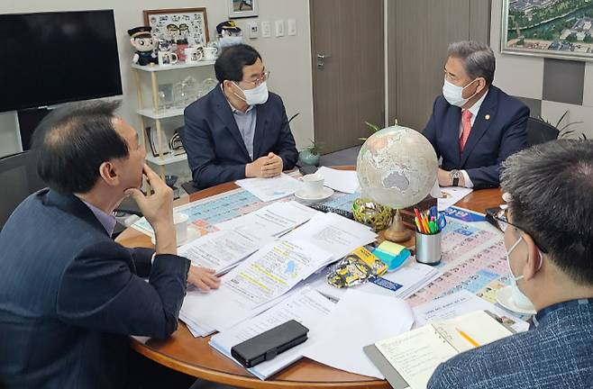 주낙영 경주시장이 박진 외교부 장관을 만나 '2025 APEC 정상회의' 경주 유치 당위성을 설명하고 있다. 경주시 제공