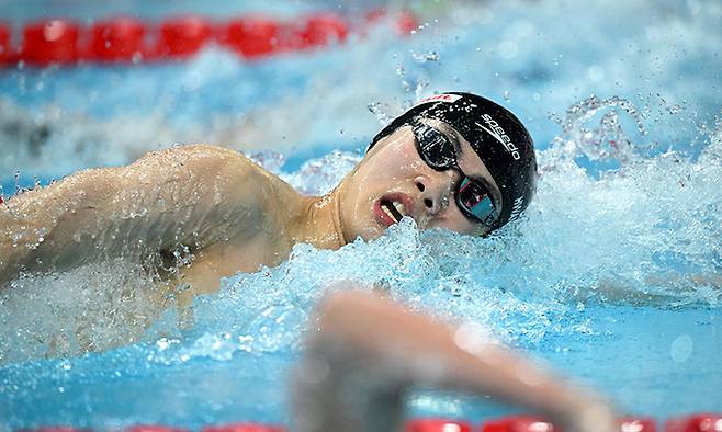 황선우가 21일 헝가리 부다페스트에서 열린 2022 FINA 세계수영선수권대회 남자 자유형 200m 결승에서 역영하고 있다. 이날 황선우는 1분44초47의 기록으로 루마니아 다비드 포포비치에 이어 은메달을 따내며 박태환 이후 11년 만에 세계선수권 경영 종목 한국인 메달리스트가 됐다. 부다페스트=AFP연합뉴스