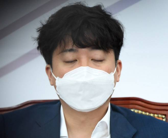 이준석 국민의힘 대표가 16일 오전 서울 여의도 국회에서 열린 최고위원회의에 참석해 눈을 감고 앉아 있는 모습 ⓒ 국회사진기자단