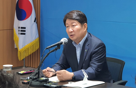 권영진 대구시장이 21일 시청 브리핑룸에서 있은 민선7기 대구시장 이임 기자간담회에서 기자 질문에 답하고 있다. ⓒ시사저널 김성영