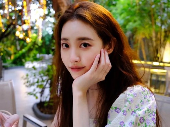 Actress Yura from Girls Day boasted her innocent beauty.On the 21st, Yura posted a picture on his instagram with the phrase bye bye Thailand was happy.Yura has released photos taken throughout Thailand, showing off her lovely charm with calyxes, and her chin with one hand and her charm full of pure charm.Meanwhile, Yura has appeared in the JTBC Saturday drama People in the Meteorological Administration: A Cruelty of In-house Love which ended in April.