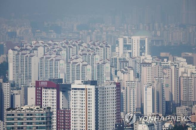 분양가상한제 개편·공사비 적기 인상, 도심공급 숨통 틔우기 (서울=연합뉴스) 신준희 기자 = 21일 남산에서 바라본 서울시내 아파트 단지.
   정부는 이날 추경호 부총리 겸 기획재정부 장관 주재로 열린 제1차 부동산 관계 장관회의를 통해 분양가 상한제 개편안을 발표했다. 또 최근 자잿값 급등 등의 상황을 고려해 기본형 건축비 산정·고시 제도도 탄력적으로 운영하기로 했다. 2022.6.21 hama@yna.co.kr