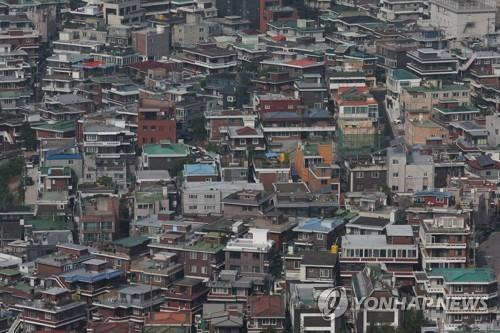 정부, '임대차 시장 안정 방안' 발표    (서울=연합뉴스) 신준희 기자 = 21일 남산에서 바라본 서울 시내 주택가. 
   정부는 이날 추경호 부총리 겸 기획재정부 장관 주재로 새 정부 첫 부동산관계장관회의를 열고 '임대차 시장 안정 방안'을 확정해 발표했다. 2022.6.21
    hama@yna.co.kr
(끝)