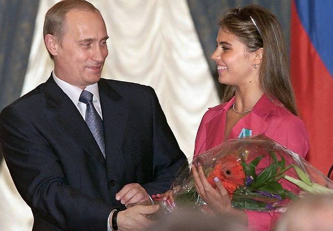 2001년 공식 석상에서 인사를 나누는 블라디미르 푸틴 러시아 대통령(왼쪽)과 알리나 카바예바(오른쪽). (사진=AFP)