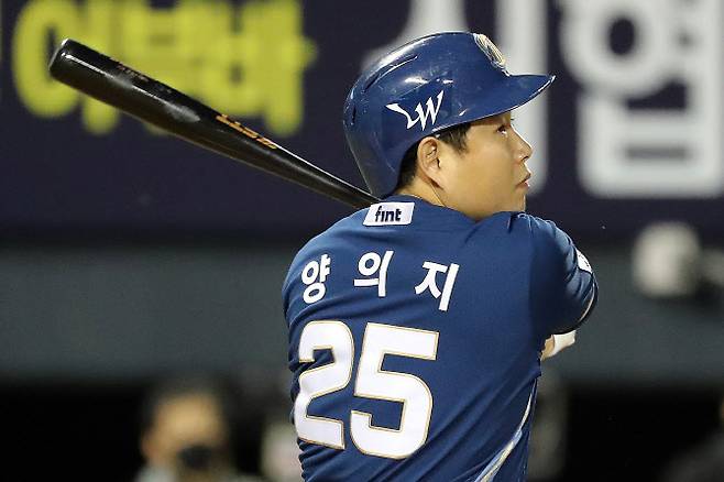 26일 오후 서울 송파구 잠실야구장에서 열린 2022 KBO 리그 NC 다이노스와 두산 베어스의 경기, 4회초 1사 상황에서 NC 양의지가 1루타를 치고 있다. (사진=연합뉴스)