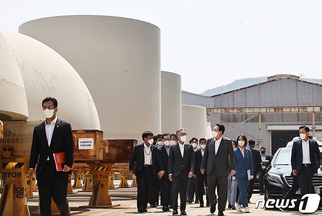 윤석열 대통령이 22일 경남 창원 성산구 두산에너빌리티 원자력 공장을 찾아 원전 생산현장을 둘러보고 있다. (대통령실사진기자단) 2022.6.22/뉴스1 © News1 안은나 기자