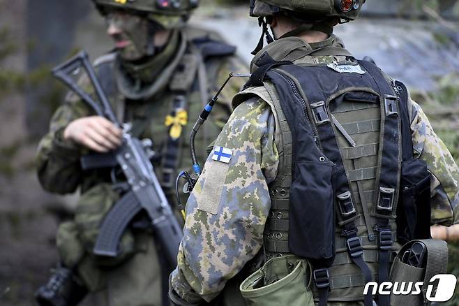 핀란드군 소속 병사들이 5월4일 군사훈련에 참여하고 있다. © 로이터=뉴스1 © News1 정윤영 기자