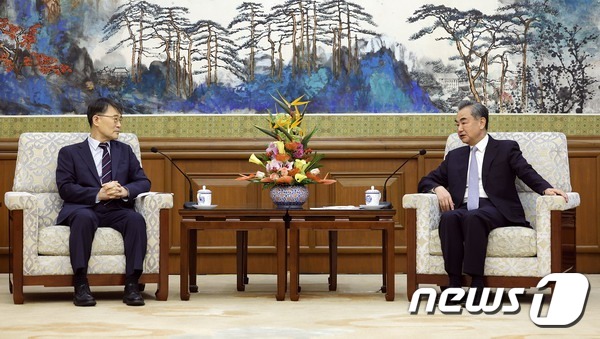 장하성 주중대사와 왕이 중국 외교부장(우). © 뉴스1 (중국 외교부)