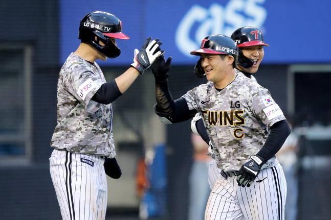 LG 오지환이 22일 잠실 한화전 투런포를 터뜨린 후 동료들과 하이파이브를 하고 있다. 제공 | LG 트윈스