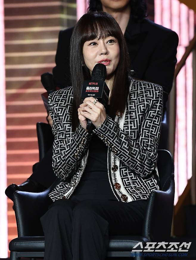 넷플릭스 새 드라마 '종이의 집' 제작발표회가 22일 서울 강남구 삼성동 코엑스 그랜드볼룸에서 열렸다. 배우 김윤진이 인터뷰를 하고 있다. 삼성동=박재만 기자 pjm@sportschosun.com/2022.06.22/