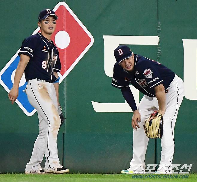 22일 인천 SSG 랜더스필드에서 열린 두산 베어스와 SSG 랜더스 경기. 10회말 무사 박성한의 타구를 잡지 못한 좌익수 김재환이 아쉬워하고 있다. 2루타 허용. 인천=정재근 기자 cjg@sportschosun.com/2022.6.22/