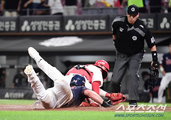 22일 광주 기아챔피언스필드에서 KBO리그 KIA와 롯데의 경기가 열렸다. 10회초 1사 1루에서 한동희가 1타점 2루타를 날렸다. 득점하고 있는 피터스. 광주=송정헌 기자songs@sportschosun.com/2022.06.22/